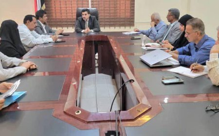 نائب وزير المياه والبيئة يناقش مع أمين عام محلي المهرة أوضاع قطاع المياه والبيئة في المحافظة