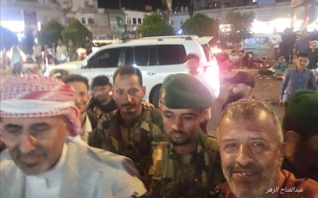بالفيديو والصور.. لحظة وصول رئيس الانتقالي (الزبيدي) إلى ساحة العروض بعدن