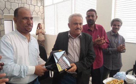 موظفو مكتب التعليم الفني وعمداء المعاهد التقنية والمهنية بالعاصمة عدن يكرمون المدير العام الشكلية