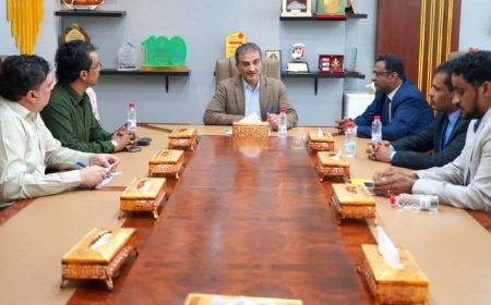 وزير الدولة محافظ عدن يناقش التحضيرات الجارية لمسابقة شاعر البندر