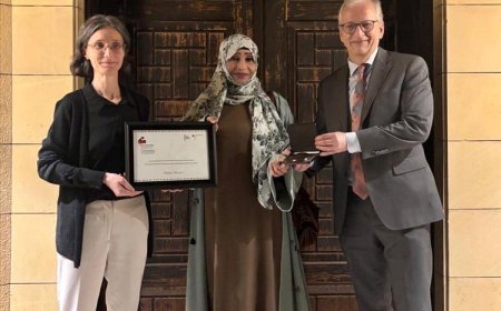 السفيرة الفرنسية لدى اليمن تُكرّم فتحية المعمري بالجائزة الفرنسية الألمانية لحقوق الإنسان
