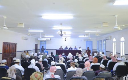 في لقاء بأئمة وخطباء المساجد للحشد من أجل الحفاظ على الأمن والاستقرار..الوكيل العامري "يجب ترشيد الخطاب واعلاء صفة الأمانة باعتبارها سمة للحضارم على مر العصور"