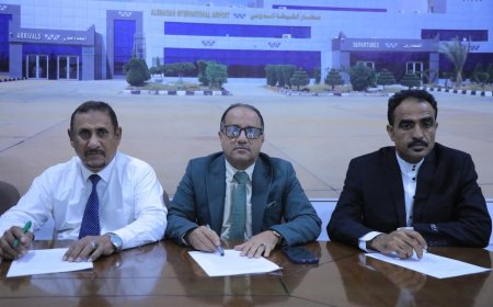 إتمام عملية الاستلام والتسليم بين مديري مطار الغيضة السلف والخلف