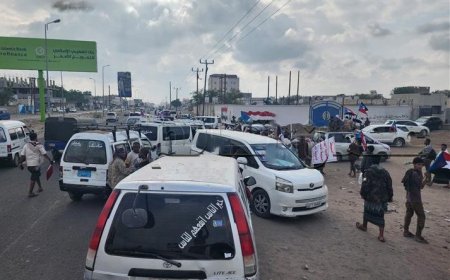  موكب شعبي ضخم يصل عدن لدعم اعتصام ساحة العروض