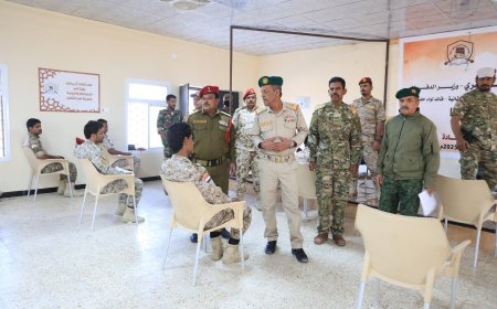 قائد المنطقة العسكرية الثانية يتفقد سير الامتحانات بدورة قادة السرايا في معهد الشهيد صالح أبوبكر بن حسينون لتدريب وتأهيل القادة بالمكلا