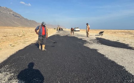 الطرق والجسور بالمهرة تنفذ أعمال ترميم لطريق الغيضة – حوف المتضرر من الأمطار