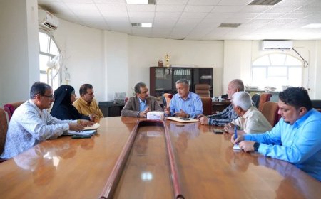 وزير الدولة محافظ عدن يطّلع على سير العمل في مبنى إدارتي الطرق والإنارة بمكتب الأشغال