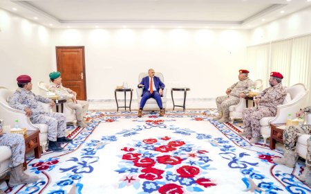 بعد لقائه بقيادات عسكرية ميدانية كبيرة.. الزبيدي يوجه برفع الجاهزية القتالية للمعركة الفاصلة (تفاصيل)