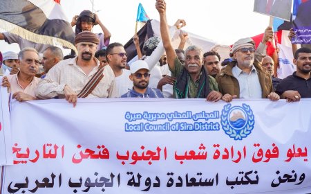 ابناء مديرية صيرة يتقدمهم مدير عام المديرية يشاركون في الاعتصام المفتوح بساحة العروض للمطالبة باستقلال الجنوب العربي