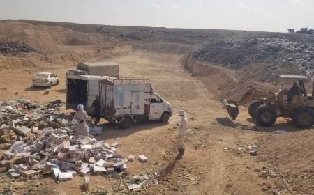 مكتب الصناعة والتجارة بالمهرة يتلف أربعة أطنان من مواد غذائية منتهية الصلاحية 