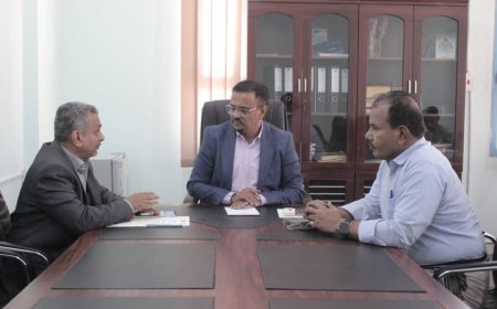 الأمين العام لمحلي حضرموت يبحث تعزيز الموارد المحلية وتحسين كفاءتها بمديريات وادي وصحراء حضرموت