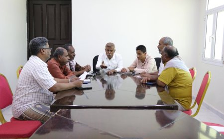 المدير العام لمديرية الشحر يناقش مع الاتحاد العام لنقابات عمال ساحل حضرموت سبل تطوير العمل النقابي بالميرية