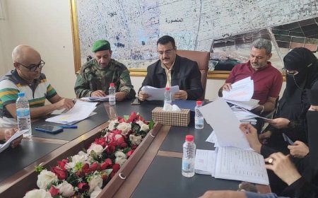 مدير عام المنصورة يناقش أداء مكتب الأشغال العامة للفترة الماضية ويكرم لجنة مجلس الأباء