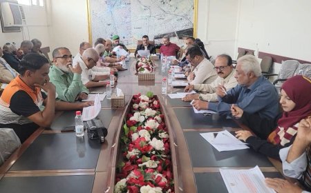 خلال ترأسه إجتماعاً للمكتب التنفيذي للمديرية ..مدير عام المنصورة يناقش أداء مكتب الأشغال العامة للفترة الماضية ويكرم لجنة مجلس الأباء