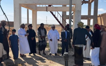 المهرة..وكيل الشؤون الفنية يتفقد مشروع مياه ضواحي الغيضة عقب استئناف الضخ التجريبي