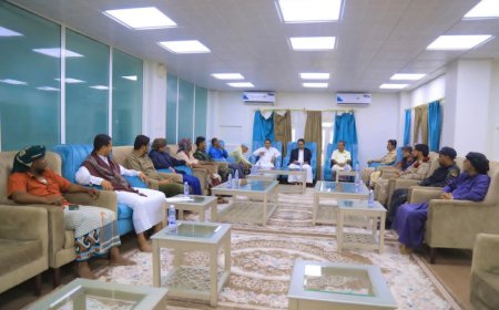 بحضور مستشار رئيس هيئة الطيران مدير مطار الغيظة الدولي يعقد اجتماعًا موسعًا بالجهات العاملة في المطار