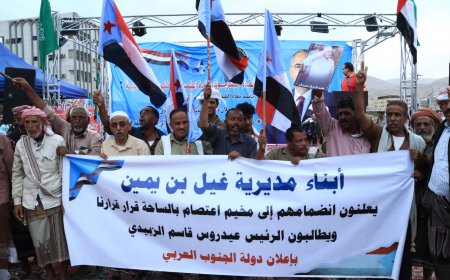 أبناء مديرية غيل بن يمين ينضمون إلى ساحة الاعتصام بالمكلا