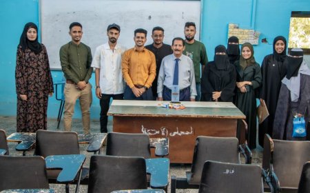 تقديرًا لجهوده الجبّارة.. الدفعة الأولى بكلية الإعلام تُكرّم مؤسس الكلية وعميدها السابق الدكتور محمد علي الكازمي