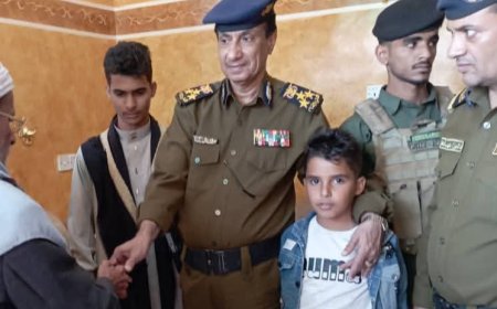 بتكليف رئاسي.. مدير عام شرطة محافظة تعز يزور أسر الشهداء والجرحى ويؤكد ضبط المتورطين في الحادث الإجرامي