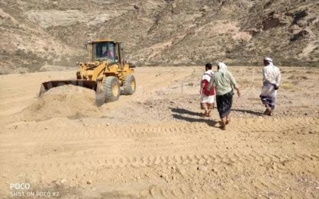 العزي يتفقد أعمال تجهيز موقع محطة توليد 5 ميجا كهرباء بالطاقة الشمسية لمديرية مودية