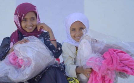 تعز..خلية الأعمال الإنسانية توزع ملابس شتوية لأطفال قرى جبل النار بمديرية المخا