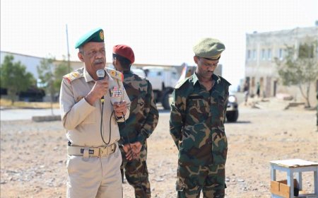 في أول رد ميداني على تسريبات إقالته.. اللواء بارجاش  قائد المنطقة العسكرية الثانية يتفقد الكتيبة الخاصة بالمكلا