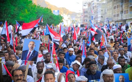 أبناء حضرموت يحتشدون في المكلا بمليونية "القرار قرارنا" للمطالبه بإعلان دولة الجنوب العربي