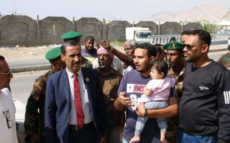 باتيس يتفقد أضرار الضربة الجوية السعودية على ميناء المكلا وما خلفته من أضرار على الأحياء السكنية المجاورة