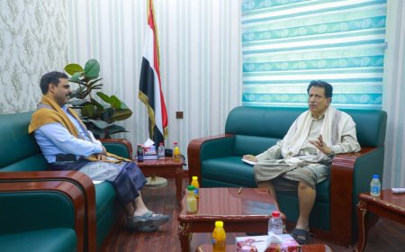 محافظ المهرة بن ياسر يطّلع على الوضع التمويني من مدير الصناعة والتجارة بالمحافظة