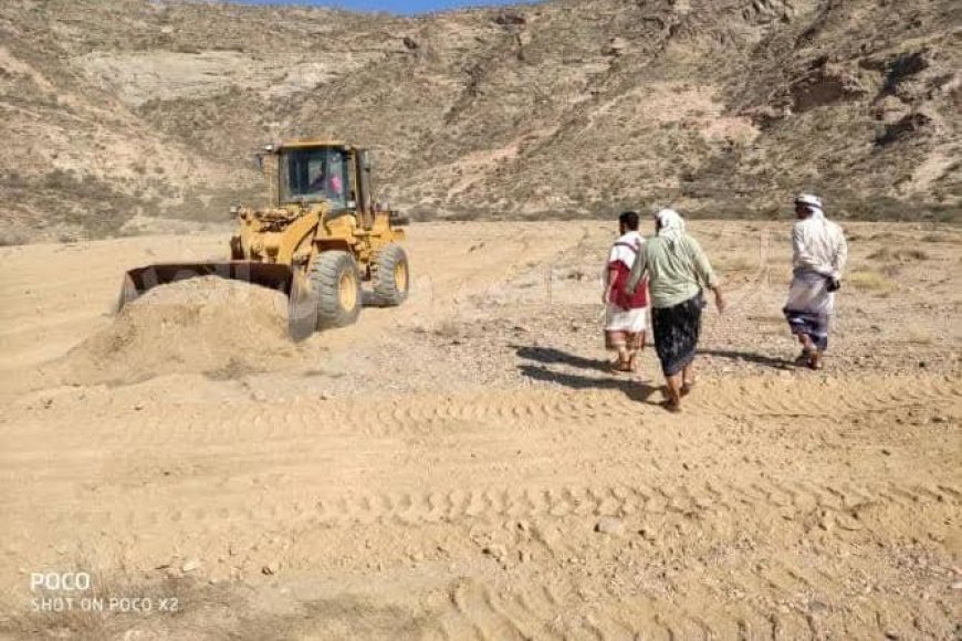 العزي يتفقد أعمال تجهيز موقع محطة توليد 5 ميجا كهرباء بالطاقة الشمسية لمديرية مودية