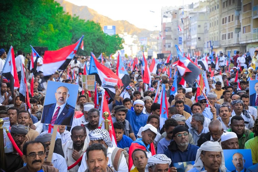 أبناء حضرموت يحتشدون في المكلا بمليونية القرار قرارنا للمطالبه بإعلان دولة الجنوب العربي