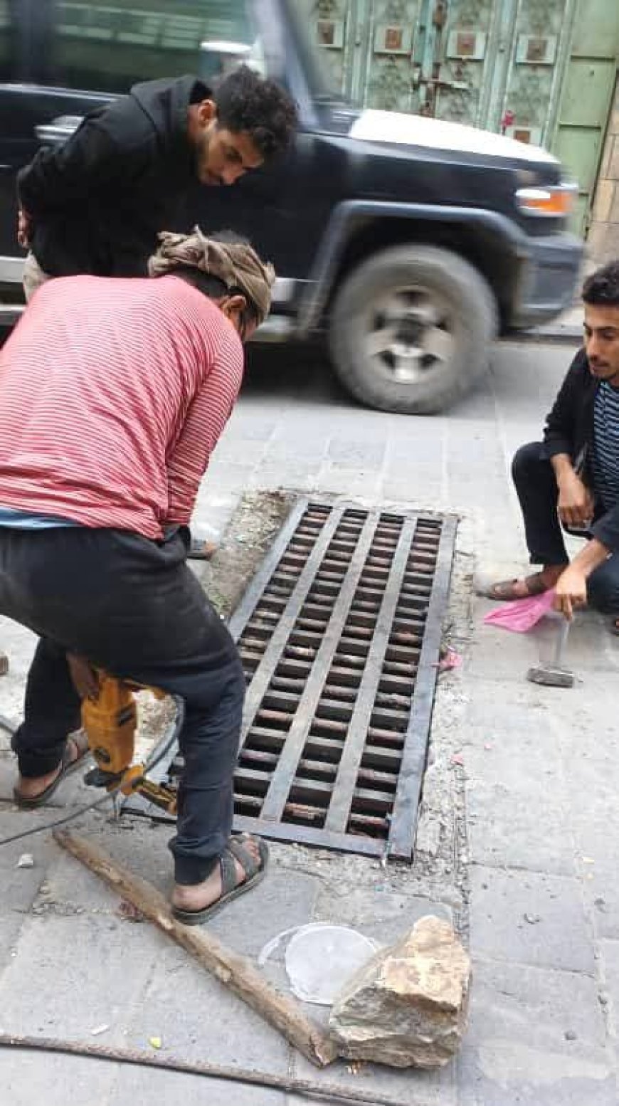 تعز..أشغال «القاهرة» تستبدل شبك فتحات تصريف مياه الأمطار في عدد من شوارع المديرية