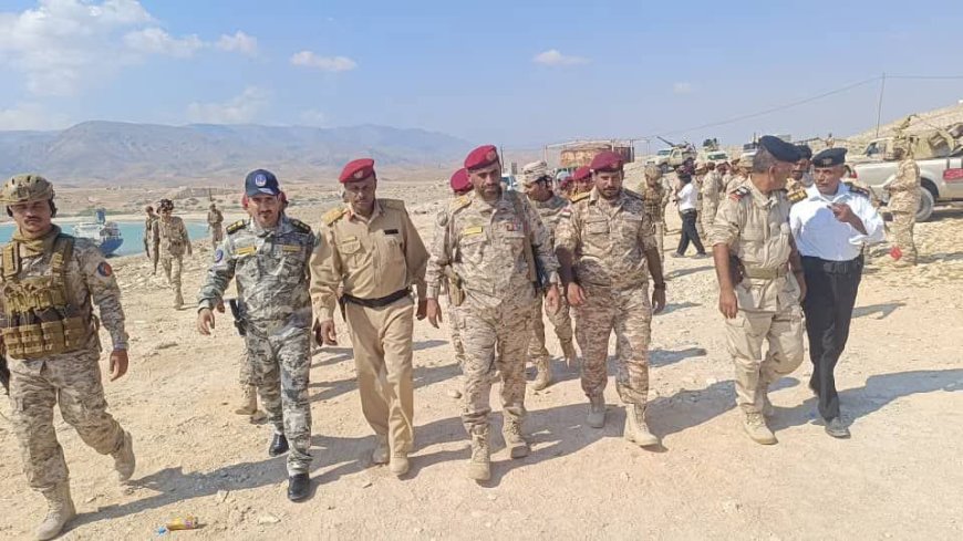 قائد محور الغيضة يتفقد القوات العسكرية في ميناء نشطون ويؤكد جاهزية الوحدات لحماية السواحل والممرات البحرية