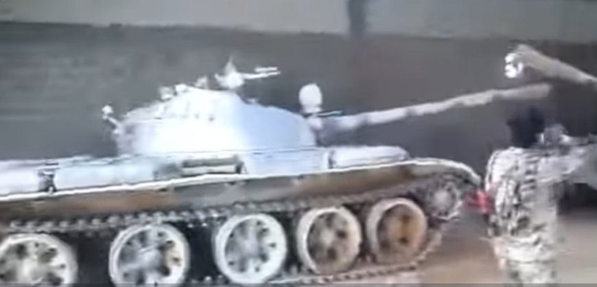 عاجل.. فيديو يوثّق سيطرة قوات الانتقالي داخل لواء 37 مدرع  بالخشعة في حضرموت