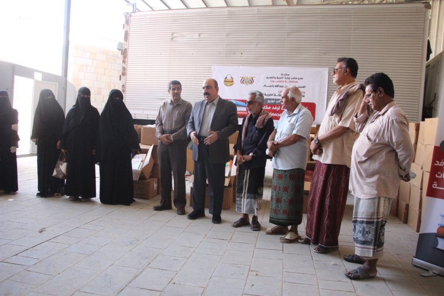 المدير باعباد يدشن توزيع الكتب العلمية لرفد ثمان مكتبات بثانويات ومجمعات تعليمية مقدمة من فاعل خير من المملكة العربية السعودية