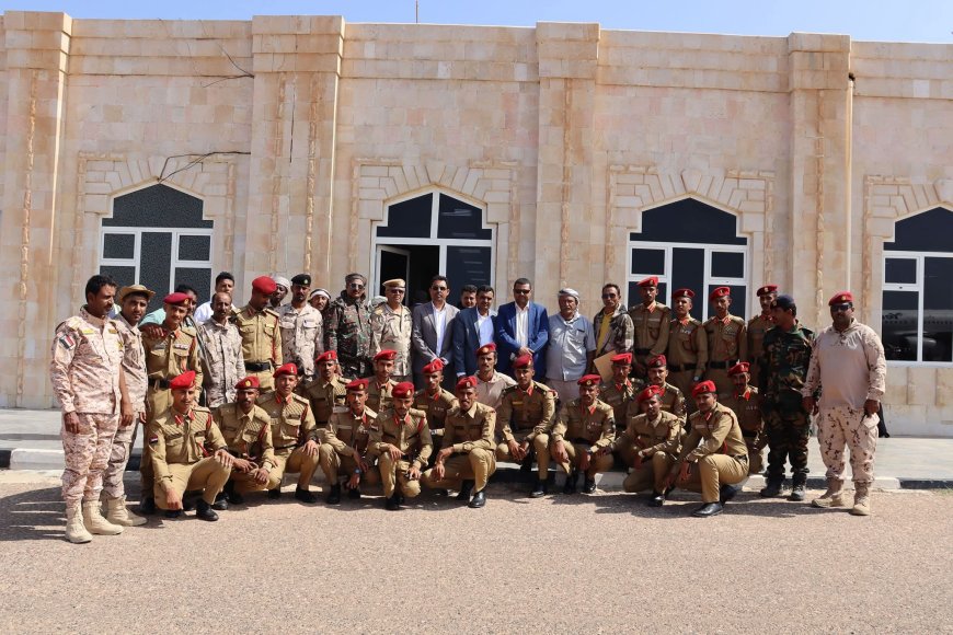 رئيس انتقالي سقطرى يستقبل الضباط الخريجين من الكلية الحربية