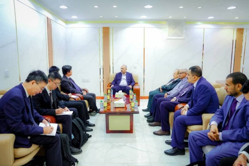 اللواء الزُبيدي يبحث مع القائم بأعمال السفير الصيني تعزيز العلاقات الثنائية ودعم جهود التنمية