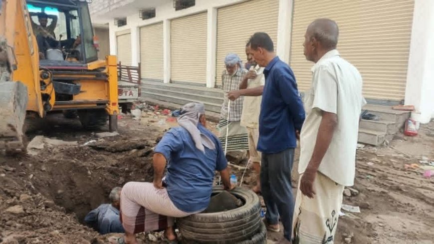 عقب تعرضه لكسر مفاجئ..إصلاح أنبوب المياه المغذي لعدد من المناطق في مديرية المنصورة بعدن