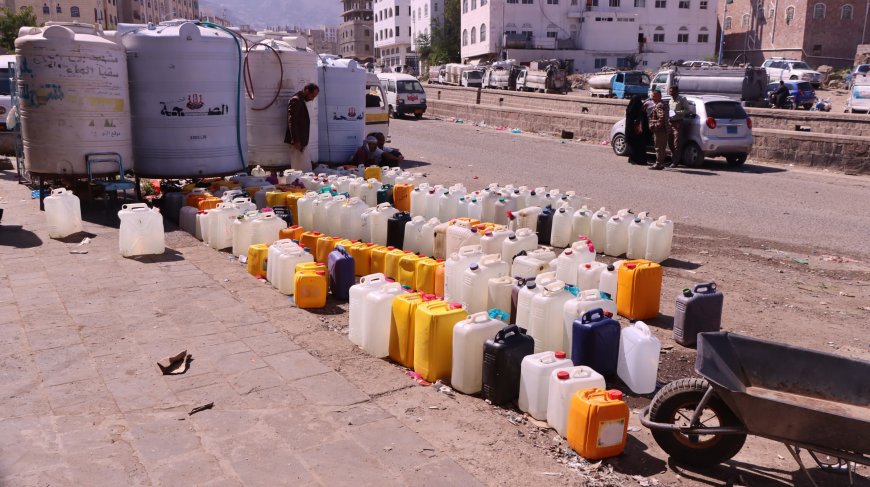 مؤسسة أفق تدشن مشروع سقيا الماء للنازخين والاسر على خطوط النار في تعز
