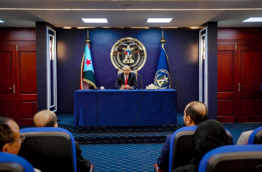 بعد الاحداث المتسارعة في المحافظات الجنوبية.. اللواء الزُبيدي يعقد اجتماعًا موسعًا بقيادات المجلس الانتقالي الجنوبي.. تفاصيل