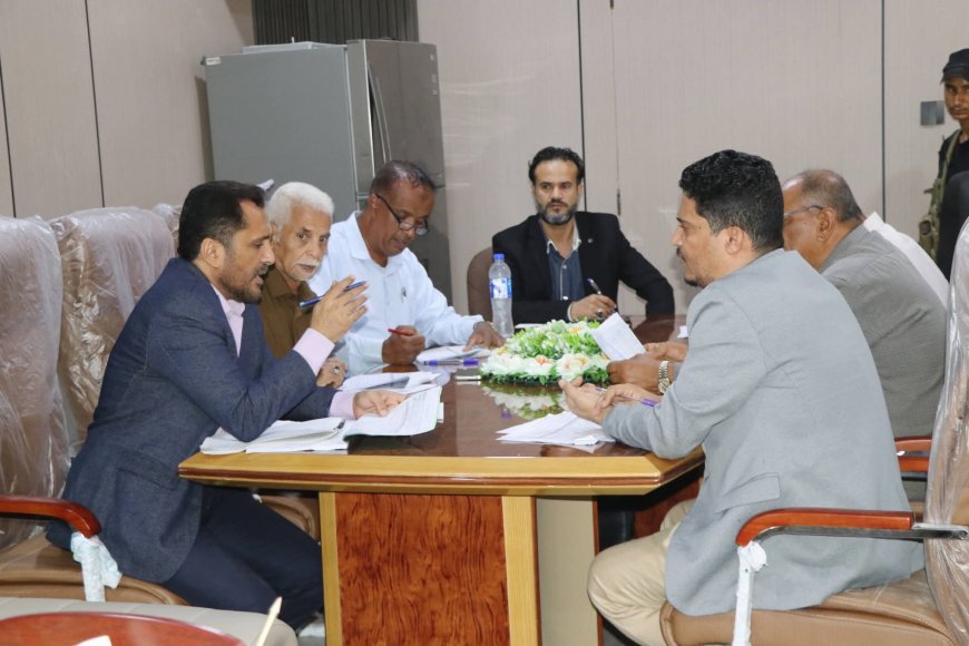 إجتماع في البريقة يناقش مستوى تنفيذ مشاريع البرنامج الاستثماري بالمديرية للعام الجاري 2025م