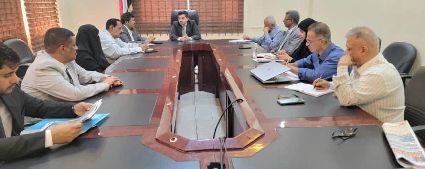نائب وزير المياه والبيئة يناقش مع أمين عام محلي المهرة أوضاع قطاع المياه والبيئة في المحافظة