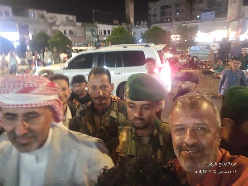 بالفيديو والصور.. لحظة وصول رئيس الانتقالي (الزبيدي) إلى ساحة العروض بعدن