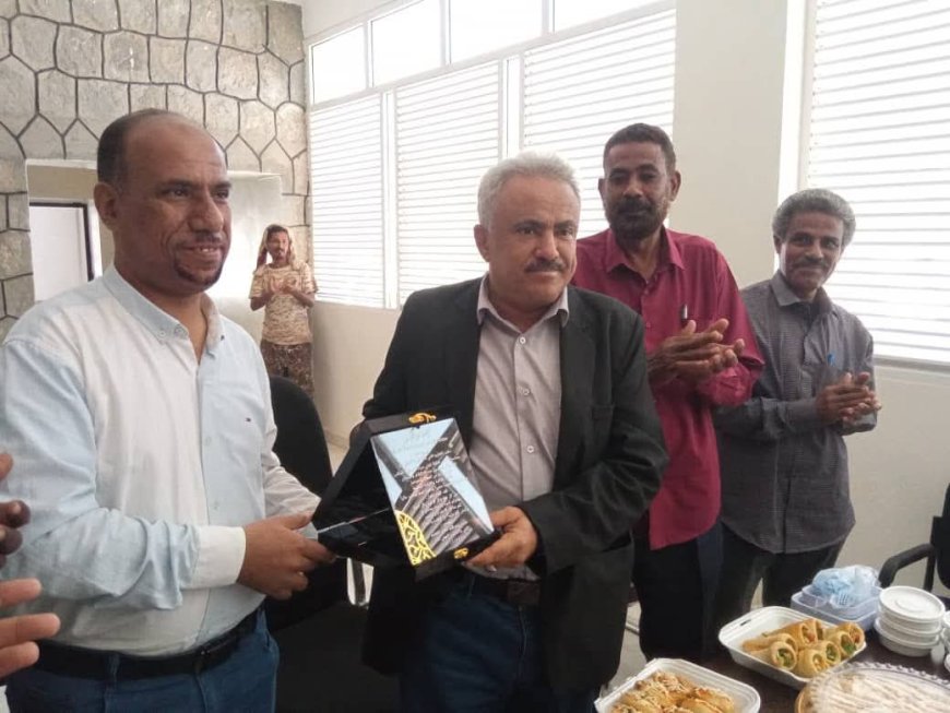 موظفو مكتب التعليم الفني وعمداء المعاهد التقنية والمهنية بالعاصمة عدن يكرمون المدير العام الشكلية