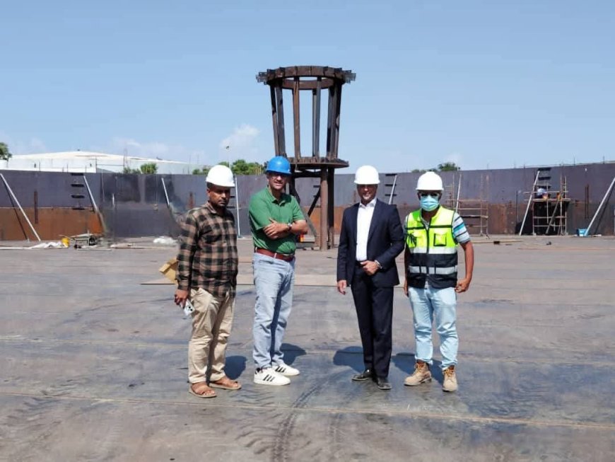 باخبيرة وقائد يطلعان على مستوى إنجاز مشروع خزان مياه تجميعي في منطقة البرزخ بعدن