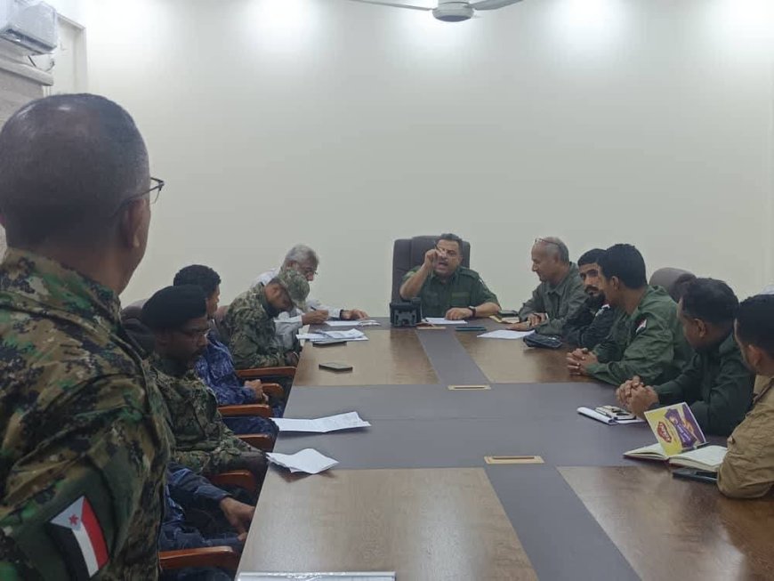 لجنة الإشراف العام على البرنامج الأمني المكثف تعقد اجتماعًا لتقييم الأداء وتعزيز الرقابة في أقسام الشرطة بعدن.