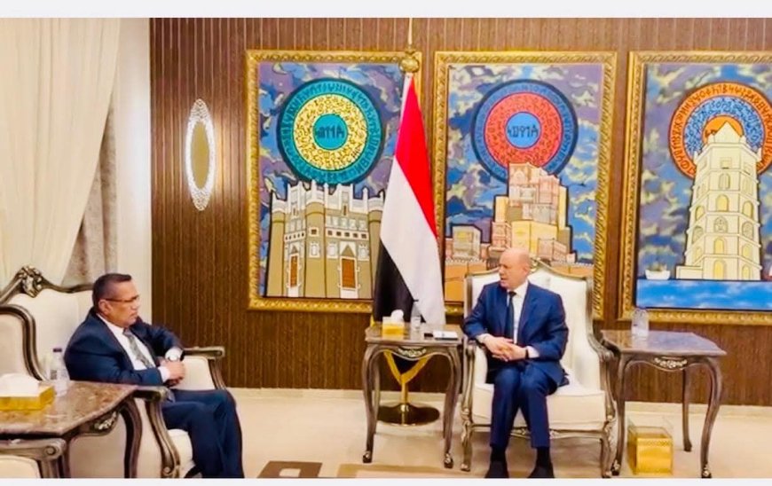 رئيس مجلس القيادة يشيد بموقف مجلس الشورى والمكونات السياسية الملتزم بمرجعيات المرحلة الانتقالية