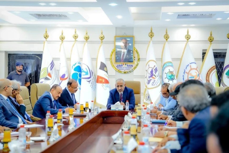 عيدروس الزُبيدي يزور وزارة النقل و يبحث سُبل تطوير البنية التحتية لقطاع النقل