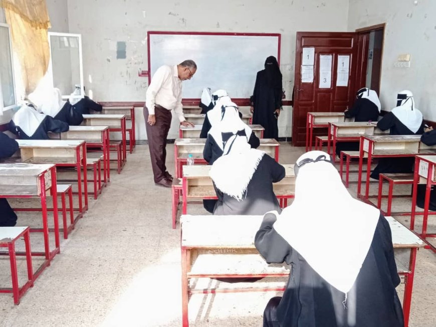 *مدير تربية المكلا يتفقد سير العملية الاختبارية بمدرستي 22 مايو وعلي بن أبي طالب للتعليم الأساسي*