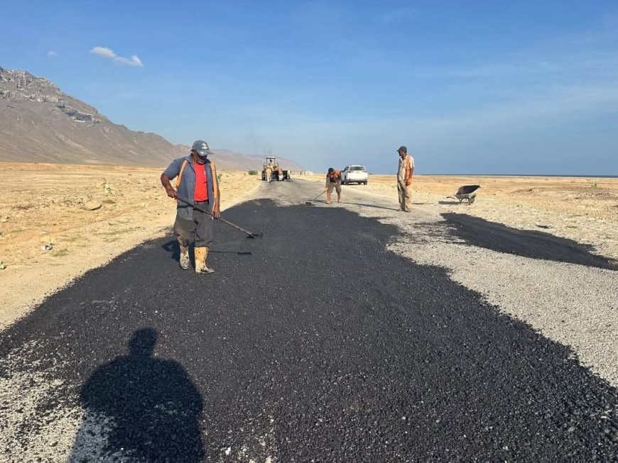 الطرق والجسور بالمهرة تنفذ أعمال ترميم لطريق الغيضة – حوف المتضرر من الأمطار